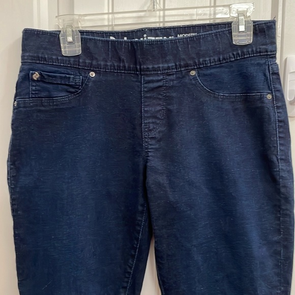 Levi’s Denizen dark wash pull on jeans.  8 - Picture 2 of 5